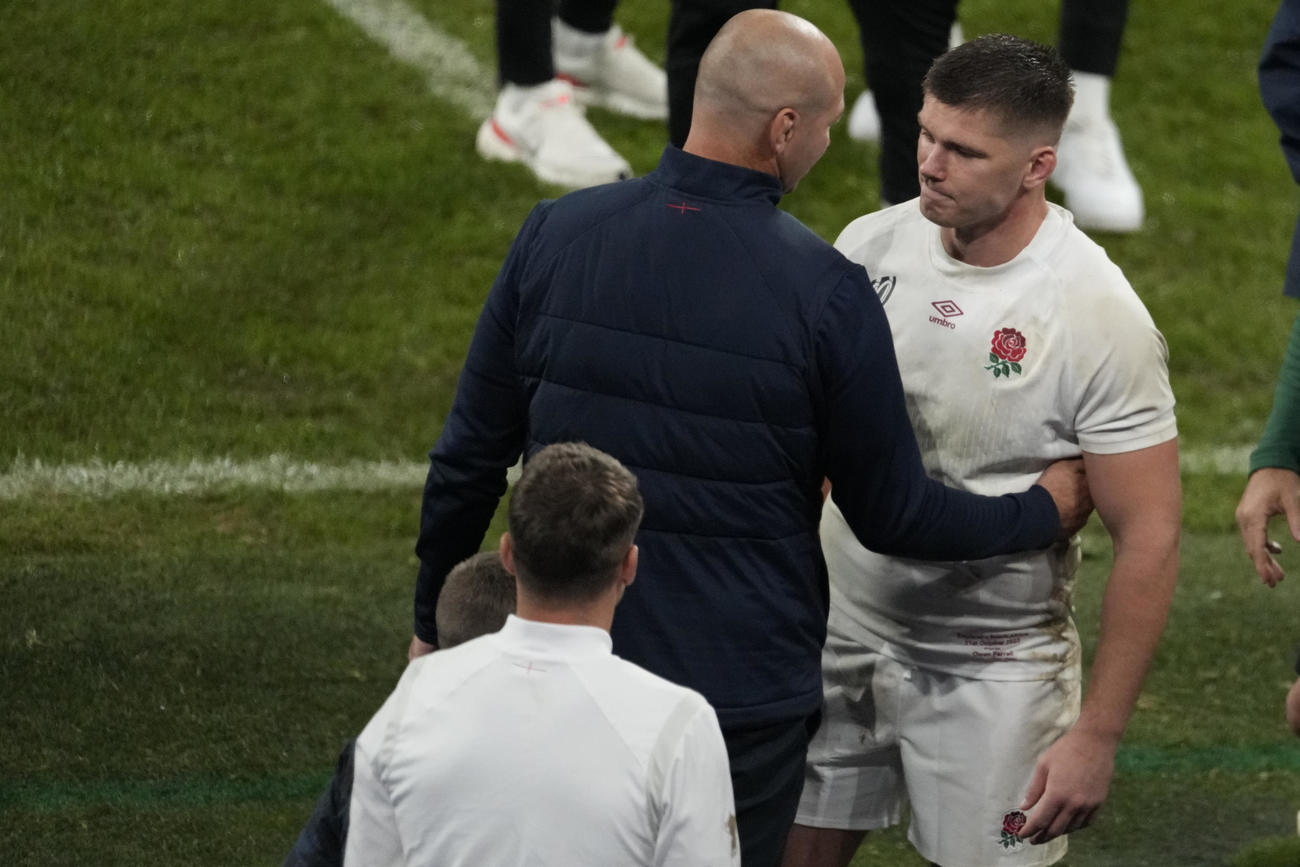 試合後、HCから慰められるオーウェン・ファレル（AP)