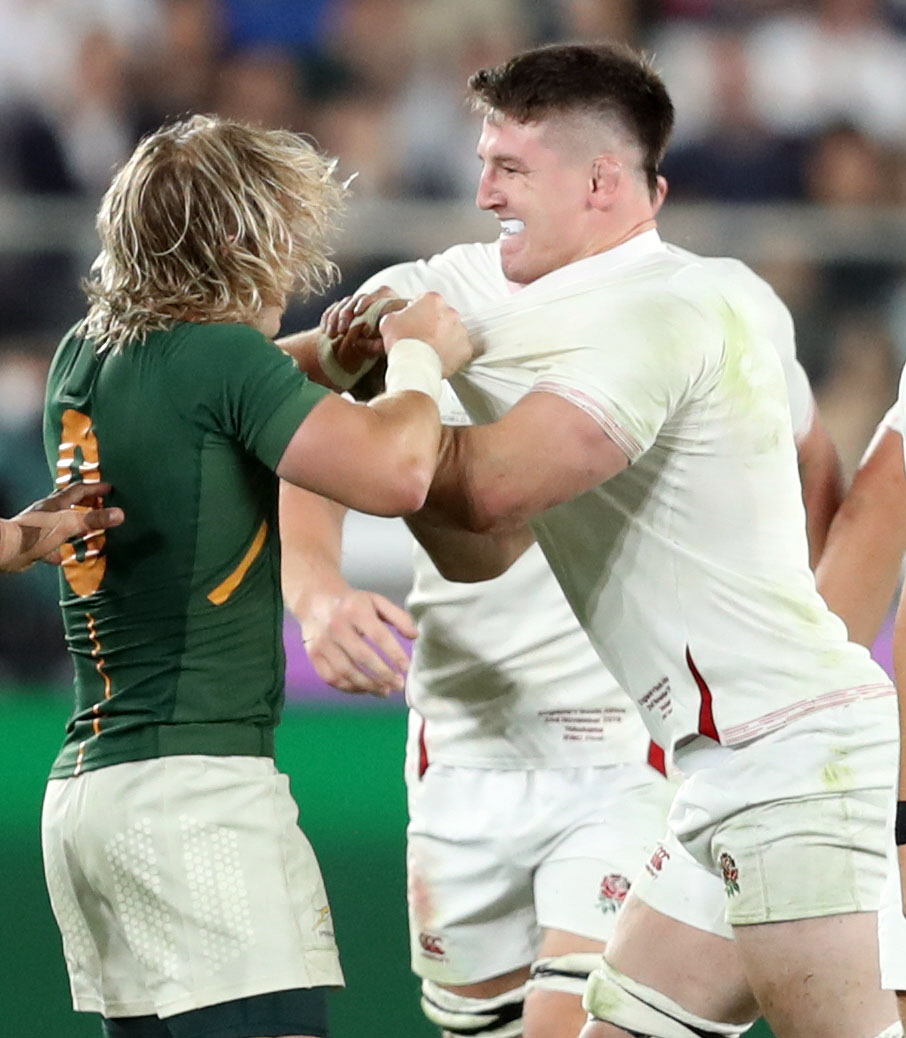 イングランド対南アフリカ　後半、SHデクラーク（左）と取っ組み合うイングランドフランカーのトム・カリー（2019年11月2日撮影）