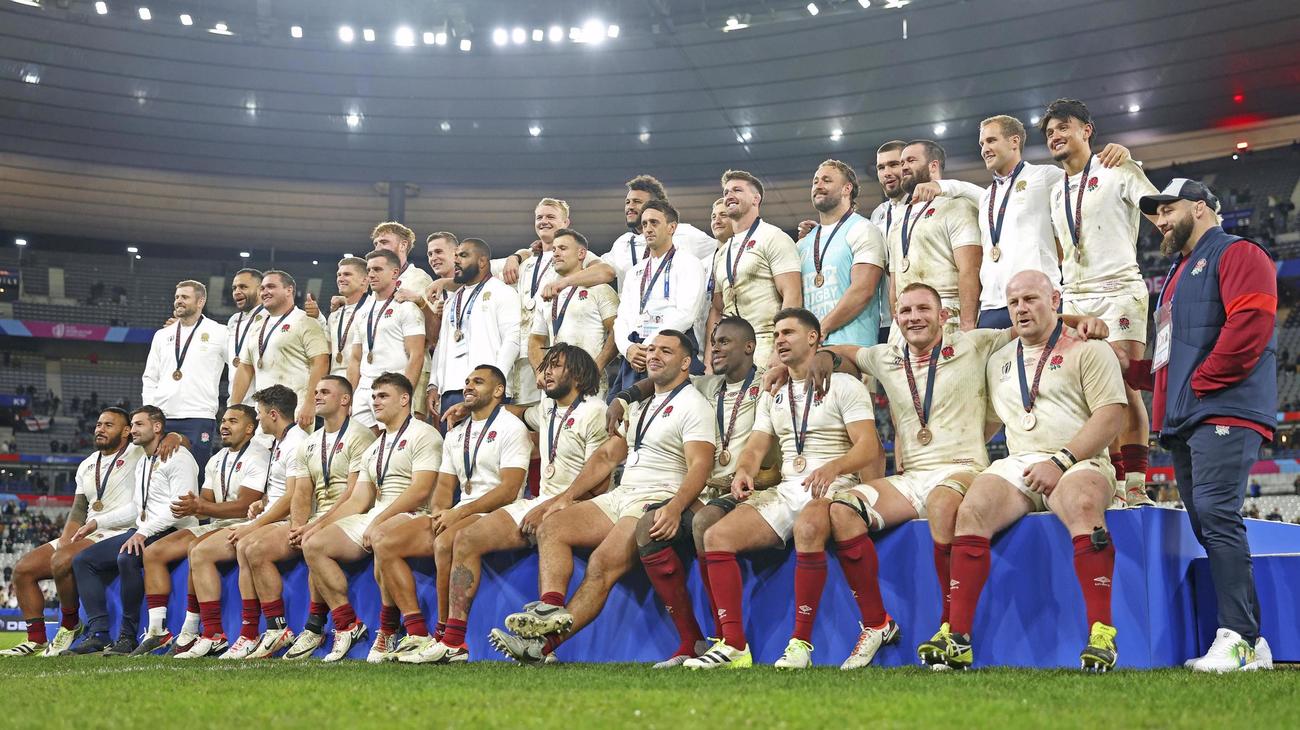 ラグビーW杯の3位決定戦でアルゼンチンに勝利し、記念写真に納まるイングランドの選手たち（ゲッティ＝共同）