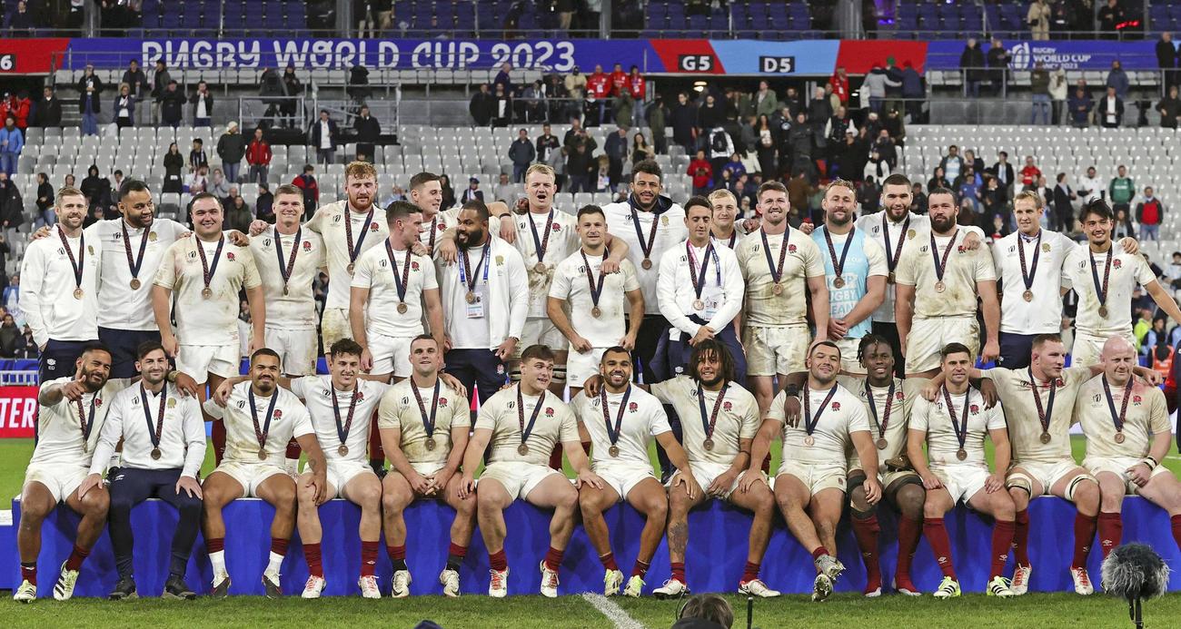ラグビーW杯の3位決定戦でアルゼンチンに勝利し、記念写真に納まるイングランドの選手たち（ゲッティ＝共同）