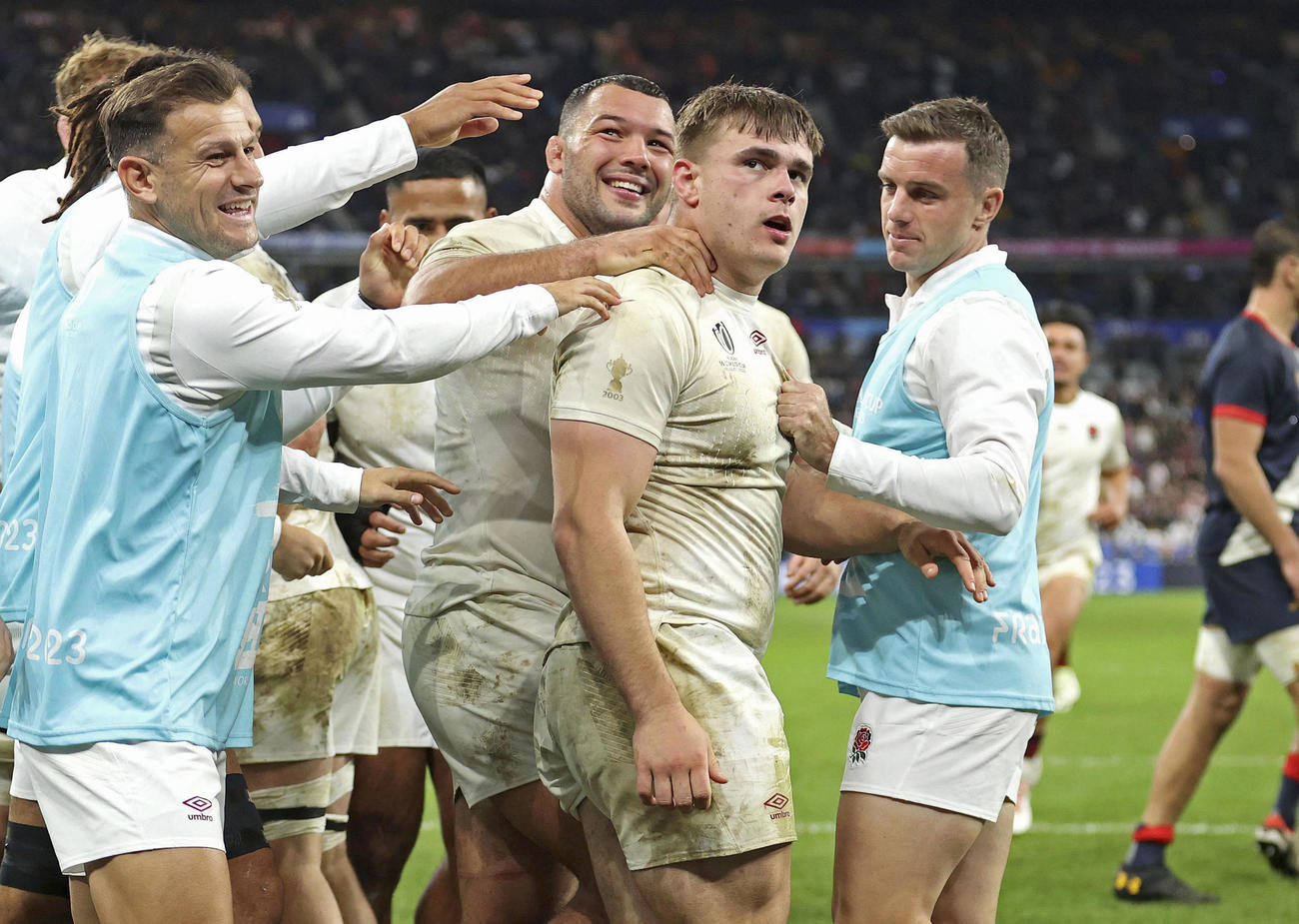 アルゼンチン―イングランド　後半、トライを決めて祝福されるイングランドのダン（右から2人目）（ゲッティ＝共同）