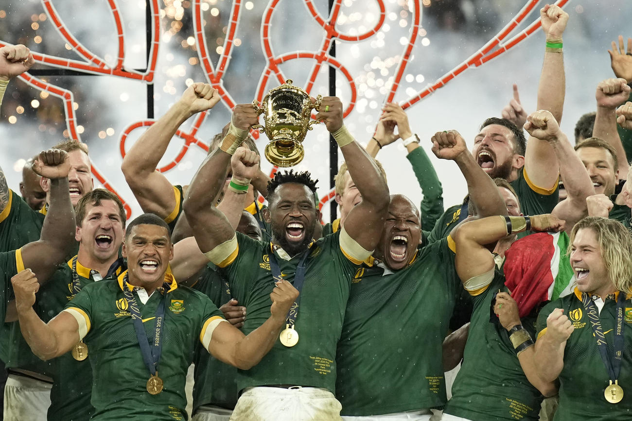 ラグビーＷ杯、優勝トロフィーを掲げて喜ぶ南アフリカの選手たち（AP）