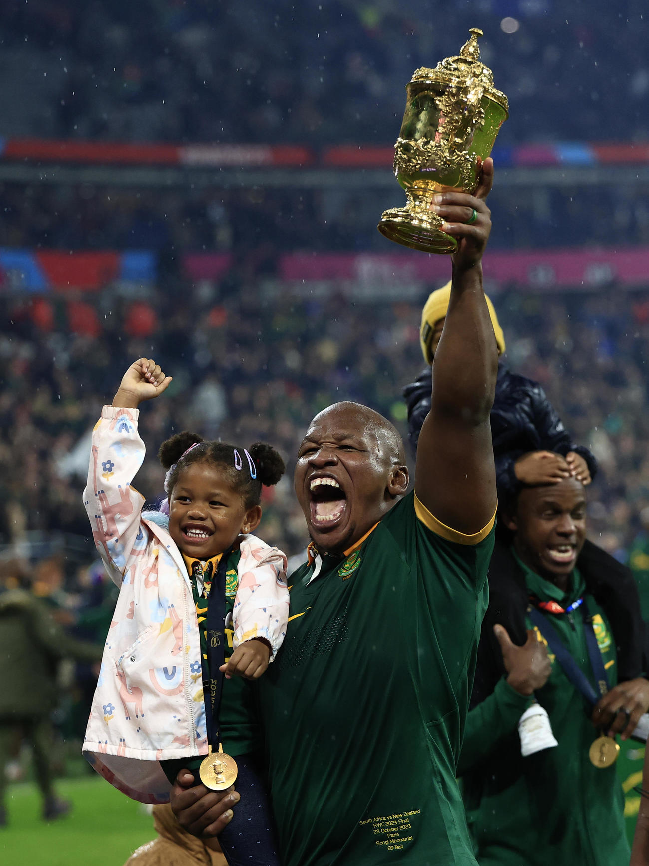 ラグビーW杯、トロフィーを掲げる南アフリカのムボナン（AP）