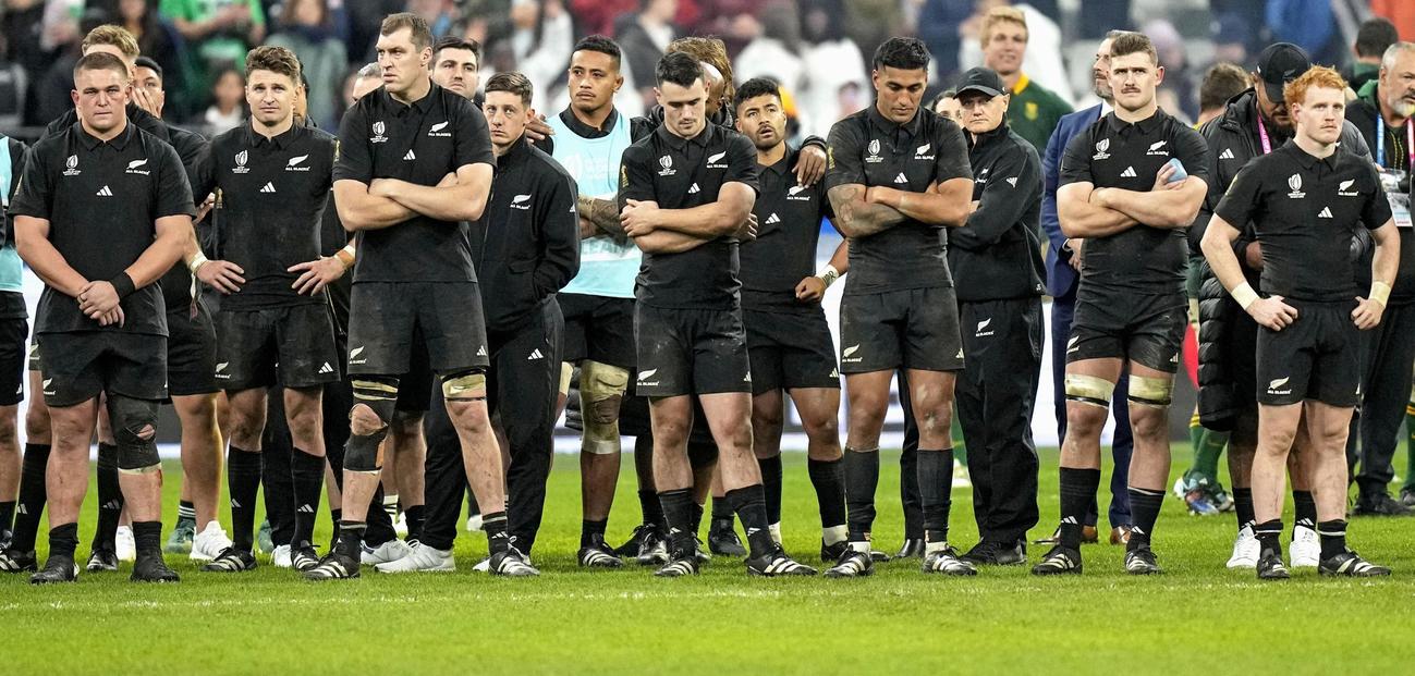 南アフリカに敗れ、肩を落とすニュージーランドの選手たち（AP）