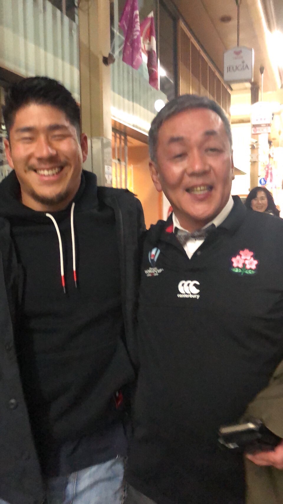 日本代表SO松田力也は父大輔さんの親友である木村與さんと笑顔で写真に納まる（木村さん提供）