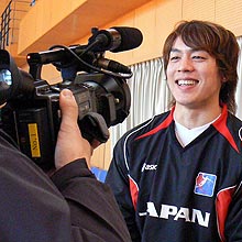 練習後、笑顔で取材を受けるハンドボール日本代表候補の宮崎大輔