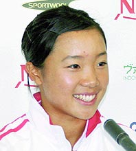 女子シングルス2回戦で勝利し、記者会見で笑顔を見せる奈良くるみ