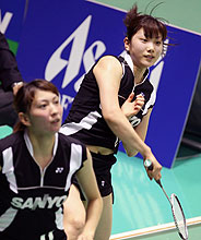 2回戦を突破した潮田玲子(右)と小椋久美子(撮影・中島郁夫)