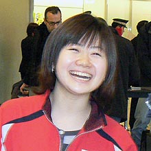 欧州遠征から帰国し、満面の笑みを見せて関係者と話す福原(撮影・高田文太)