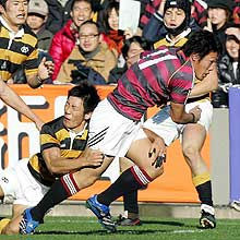 前半１６分、早大ＷＴＢ中浜はタックルを引きずりながら左スミにトライ