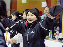 韓国を破って世界選手権出場を決め、大喜びするチーム青森の本橋（共同）