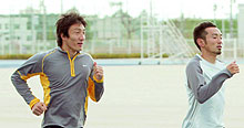 陸上男子４００メートル 障害の為末（右）とランニングする短距離の朝原