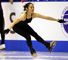 氷をはじき飛ばしジャンプで着氷する安藤（撮影・鈴木豊）