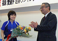 福原は日本卓球の北岡社長から祝福され、笑顔で花束を受け取る