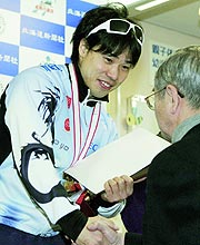 男子500 メートル で優勝し、表彰式で笑顔の清水(共同)