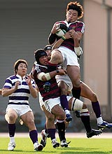 早大対明大 前半34分、激しくボールを奪い合う早大FB五郎丸