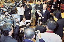 関東学院大ラグビー部員の大麻事件で、報道陣に囲まれる瀬沼達也広報室長