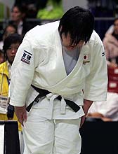 女子７８キロ超級　初戦で敗れ引き揚げる塚田（撮影・蔦林史峰）