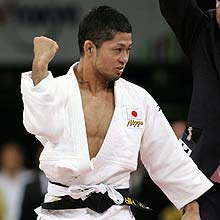 男子６０キロ級　１本勝ちで優勝を決めた平岡拓晃は、こん身のガッツポーズ
