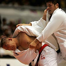 男子１００キロ超級決勝　石井（左）は井上に投げを仕掛ける