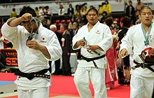 表彰式後、すぐにメダルを外す井上（左端）。右端は優勝した石井、中央は高井