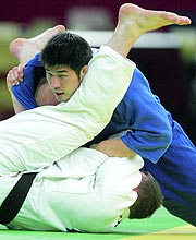 ２月11日、フランス国際男子決勝でルイバクを攻める井上(共同)