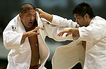 組み手を奪い合う石井慧（左）と井上康生（撮影・蔦林史峰）