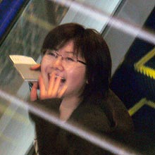 メガネ姿を初公開した福原は、関係者に手を振りながら空港の出発口に向かう