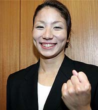 笑顔でポーズを決めるシンクロ北京五輪代表の青木