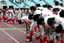 関学に逆転負けし、スタンドの応援団に頭を下げる日本大学フェニックス