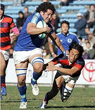 後半30分、東海大NO8マウはタックルをかわしトライを決める