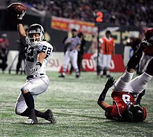第1Q、先制のタッチダウンパスをレシーブし喜ぶ松下電工WR下川(左)