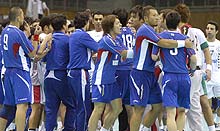 日本－クウェート戦で判定をめぐり一時騒然とする両チームの選手ら