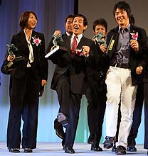照れながら萩本監督（中央）と一緒に“欽ちゃん走り”をする石川遼（左）