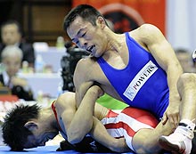 男子フリー66キロ級決勝で、小島豪臣(下)を攻める池松