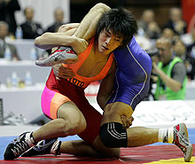 男子フリースタイル74 キロ 級決勝　高谷惣亮は長島和幸の足を取る