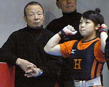 ジャークの動きを確認する三宅宏美（右）とアドバイスを送る父義行氏