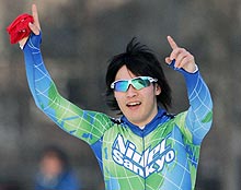 男子総合で初優勝を果たし喜ぶ加藤