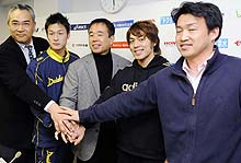 ハンドボールの蒲生強化本部長、末松、酒巻監督、宮崎、佐藤コーチ（左から）