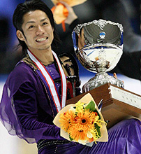 優勝した高橋大輔は重そうにトロフィーを持ち、ウイニングラン