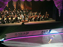 オーケストラの演奏で演技する安藤美姫（撮影・田崎高広）
