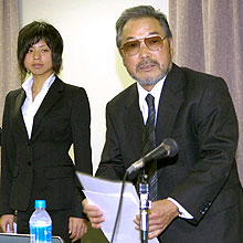 スポーツ調停が不調に終わり、記者会見に臨む小林。右は小出・佐倉ＡＣ代表