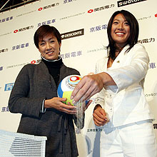 日本大会開催を発表する浅尾美和（右）と佐伯美香（撮影・宮崎幸一）