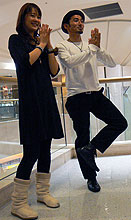 ヨガのポーズをとる為末（右）とインストラクターの河野さん