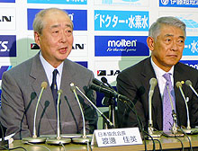 記者会見する日本ハンドボール協会の渡辺佳英会長(左)と市原則之副会長