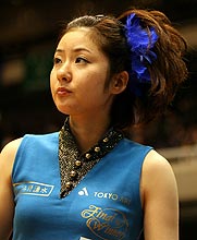 ４回戦では髪形とえり元のデザインが違ういでたちで出場した四元奈生美