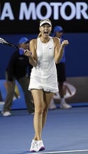 女子シングルス２回戦でダベンポートを下し、喜ぶシャラポワ（ＡＰ＝共同）