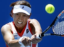 女子シングルス２回戦のペレビニス戦でリターンを打つ杉山愛（ＡＰ＝共同）