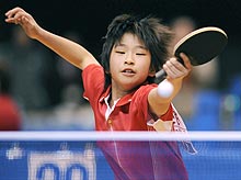 女子シングルス２回戦を突破した小学５年の前田美優＝東京体育館（共同）