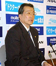 記者会見する日本ハンドボール協会の川上憲太専務理事